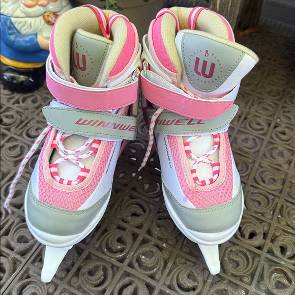 Winnwell Girls Ice Skates Adjustable fits 12y-2. Pink and White Like New - Picture 2 of 9